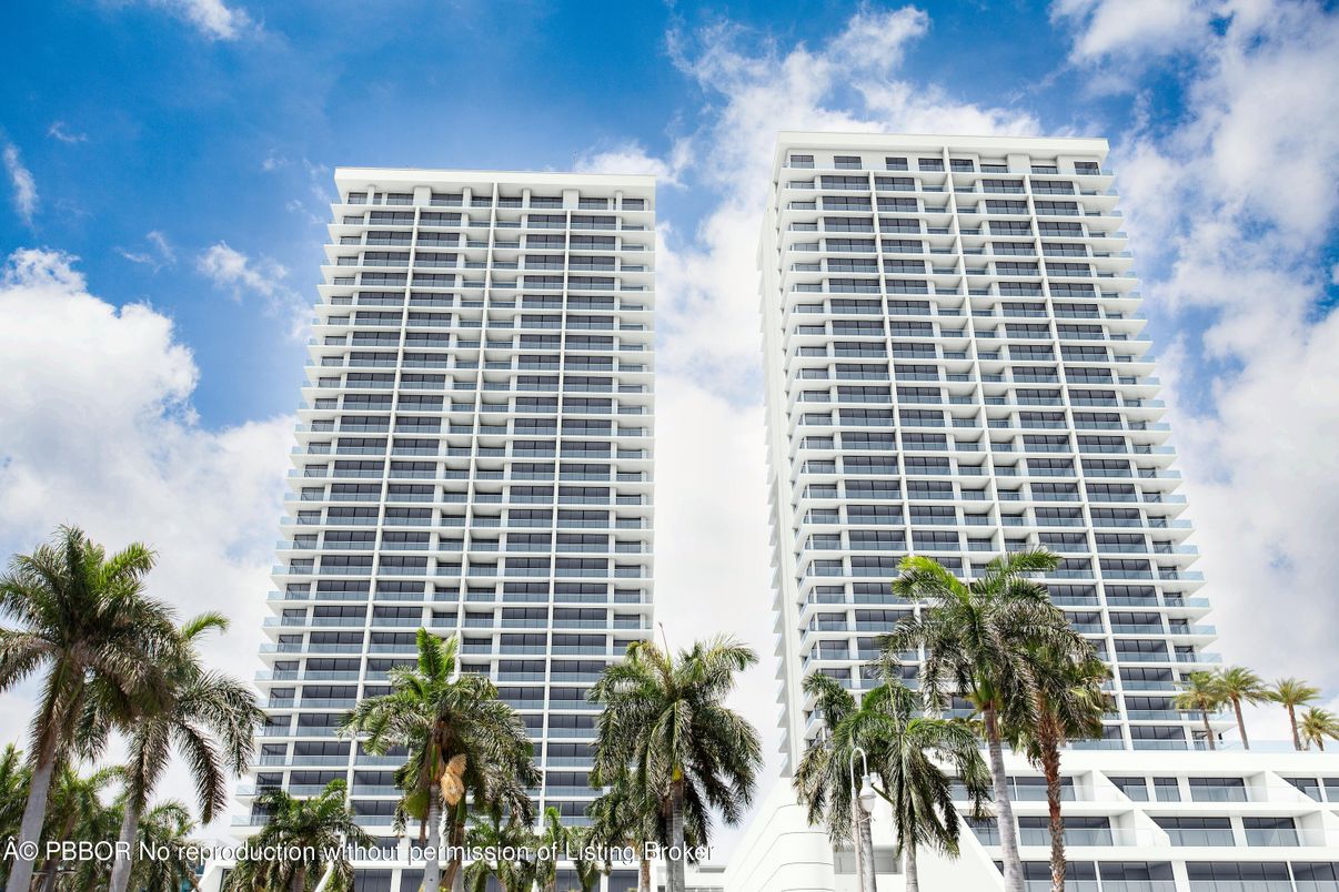 Exterior, Facade, Highrise