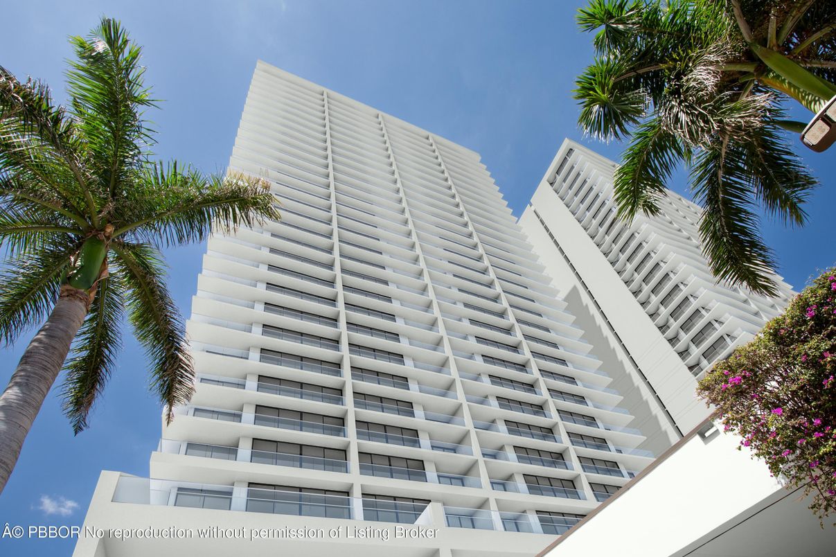 Exterior, Facade, Highrise