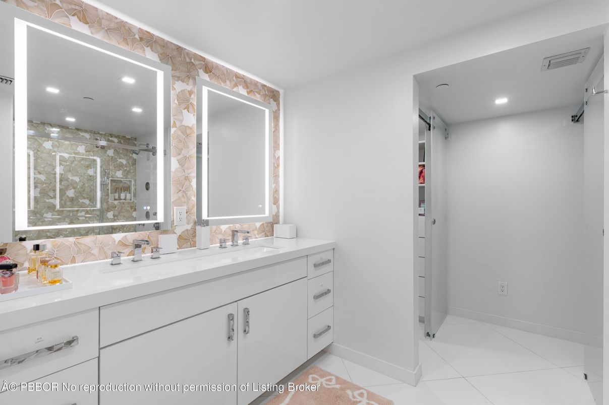 Bathroom, Interior, Recessed Lighting