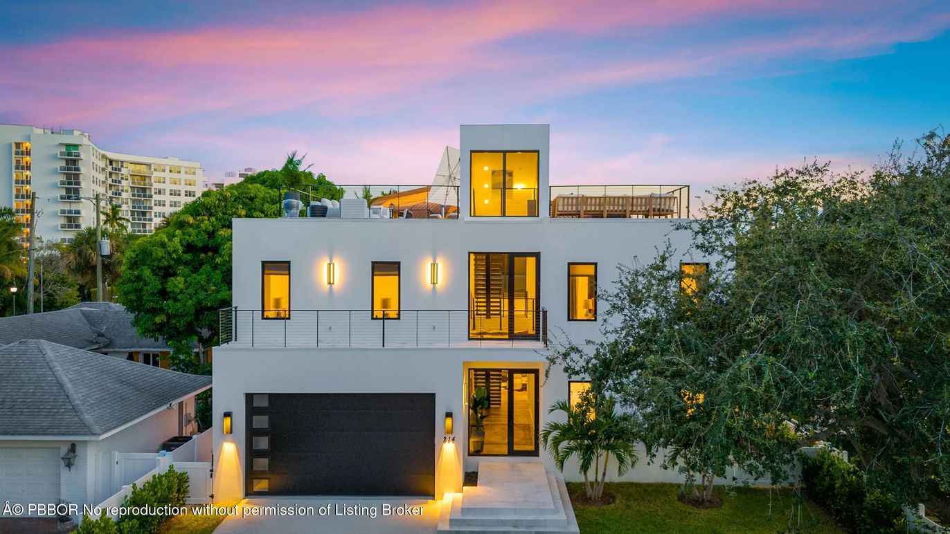 Attached, Exterior, Facade, Modern