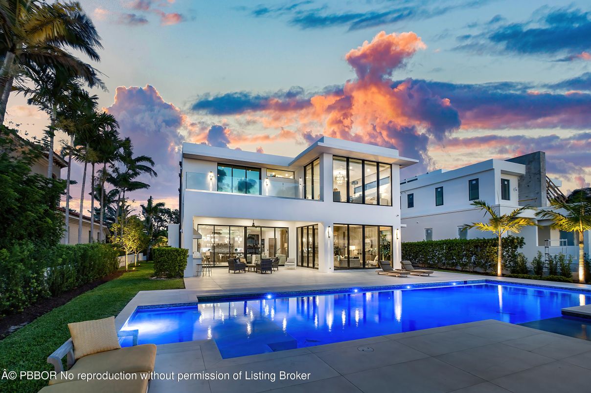 Exterior, Facade, Pool, Modern