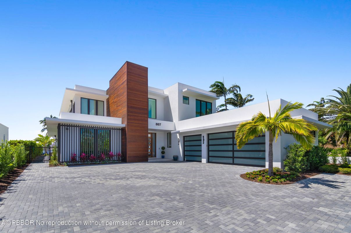 Attached, Exterior, Facade, Modern