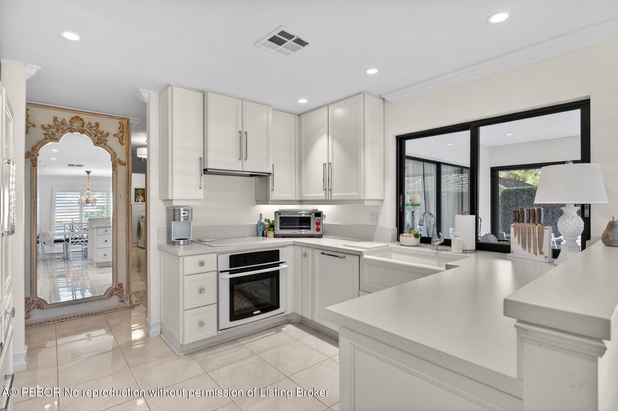 Chandelier, Dining room, Interior, Kitchen, Recessed Lighting, Stainless Steel Appliances