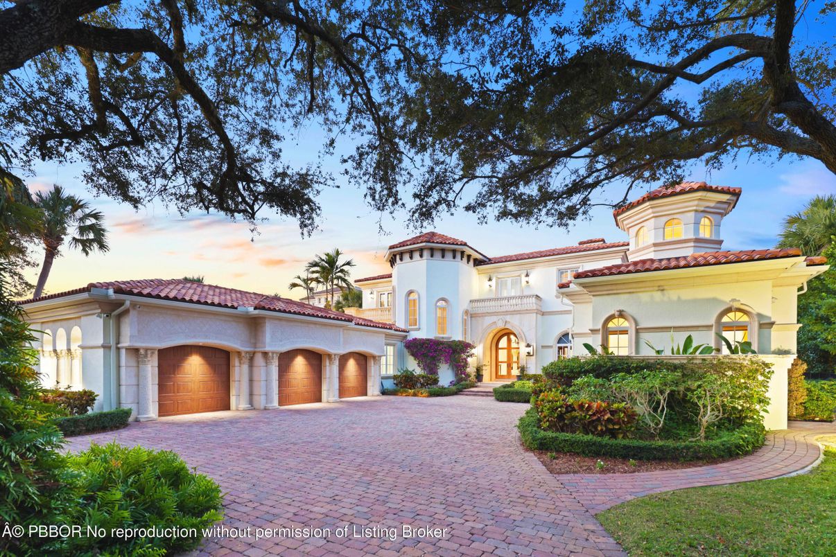 Attached, Exterior, Facade, Mediterranean