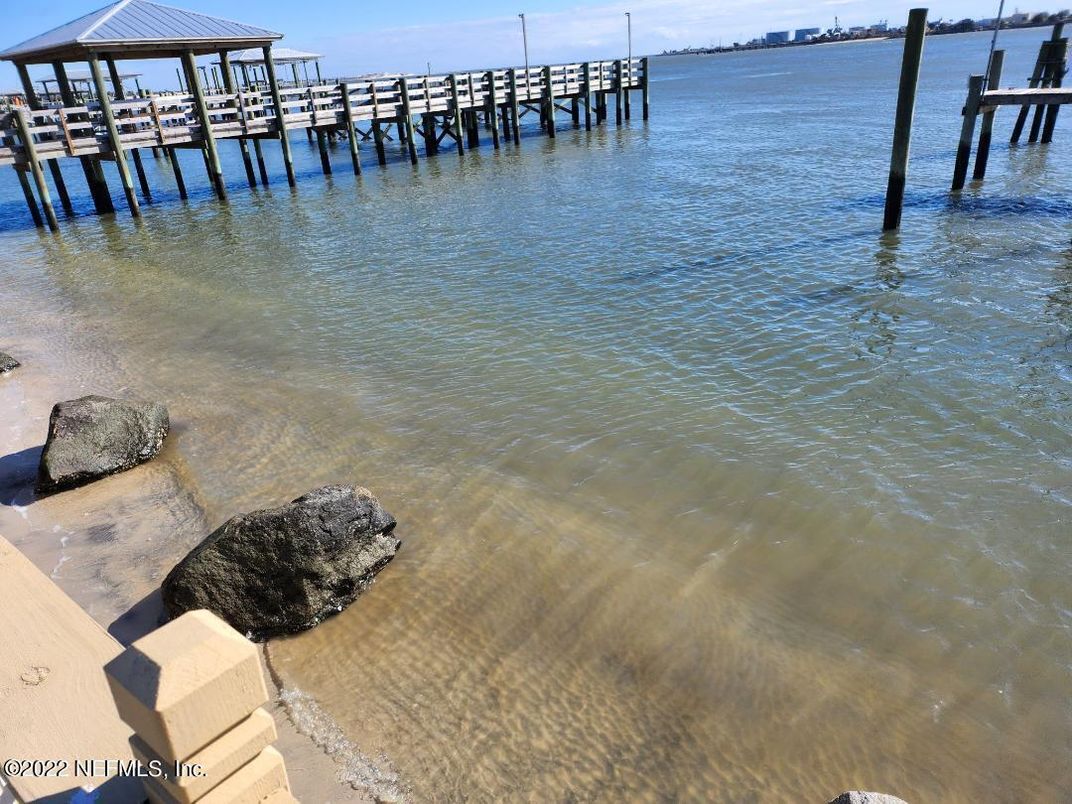 Exterior, Lake