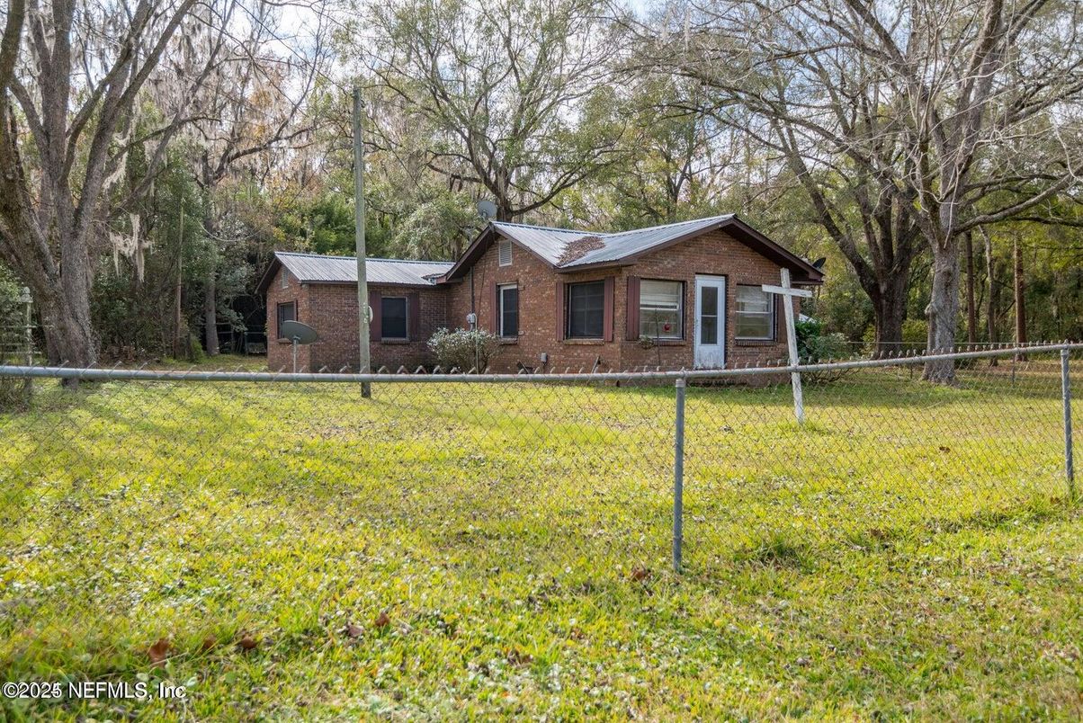 Backyard, Exterior, Facade, Brick Facade, Log Home