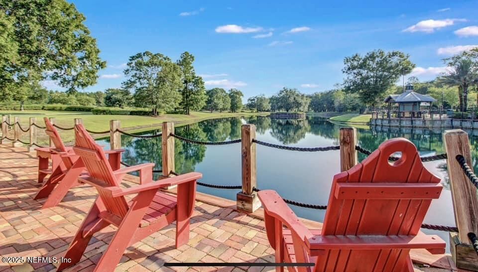 Exterior, Lake
