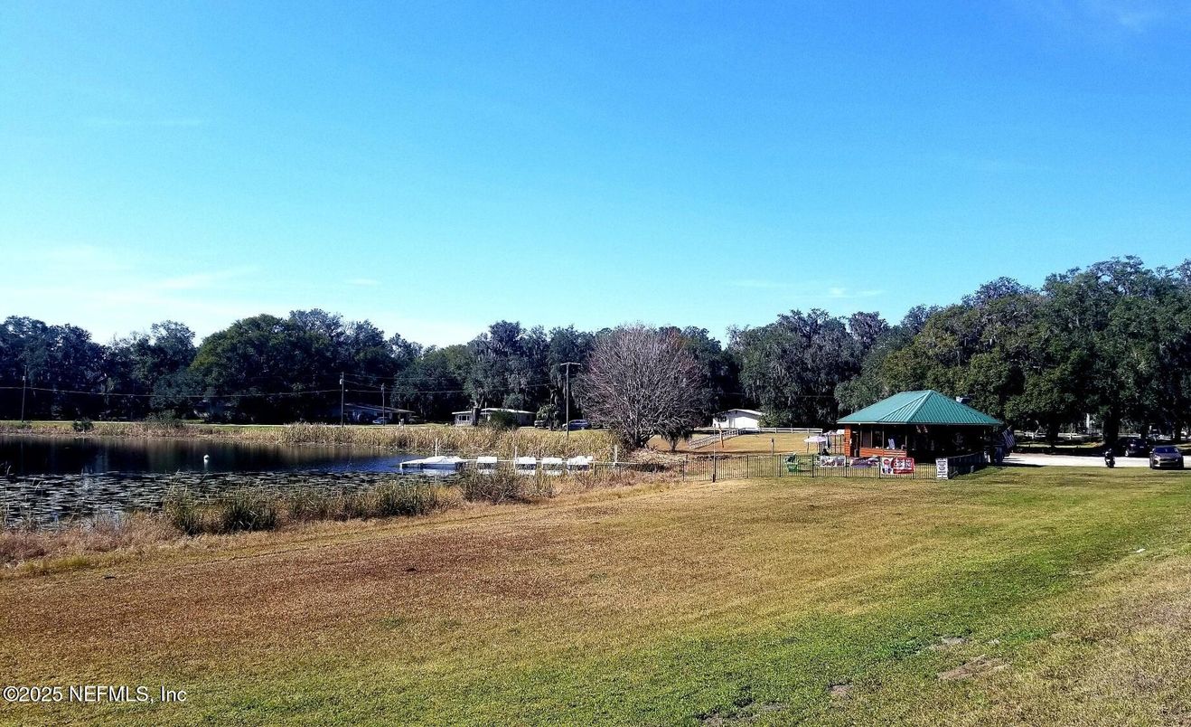 Exterior, Lake