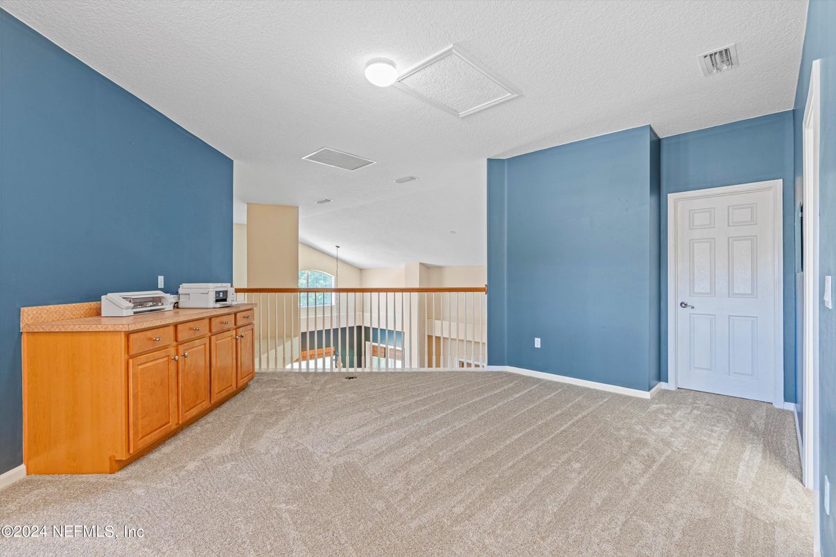 Empty room, Interior