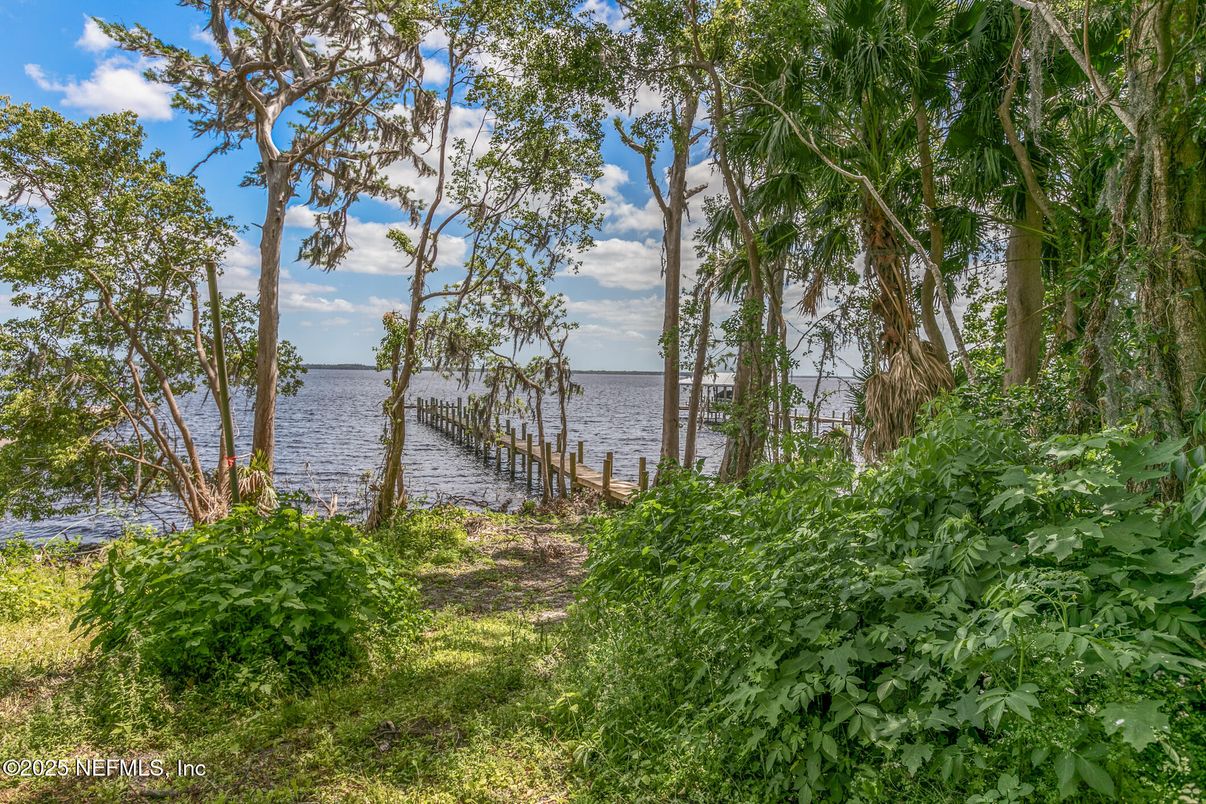 Exterior, Lake