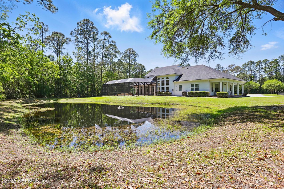 Exterior, Lake