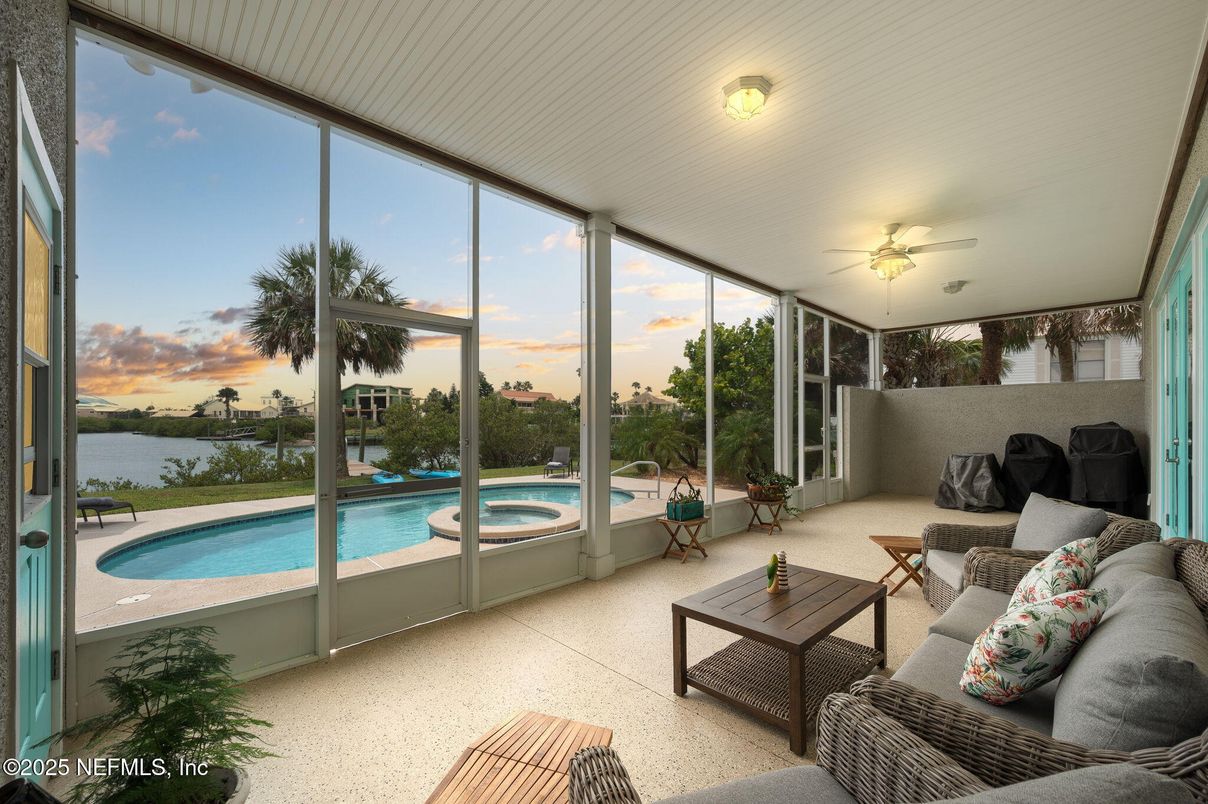 Interior, Living room, Pool, Sun Room, Water