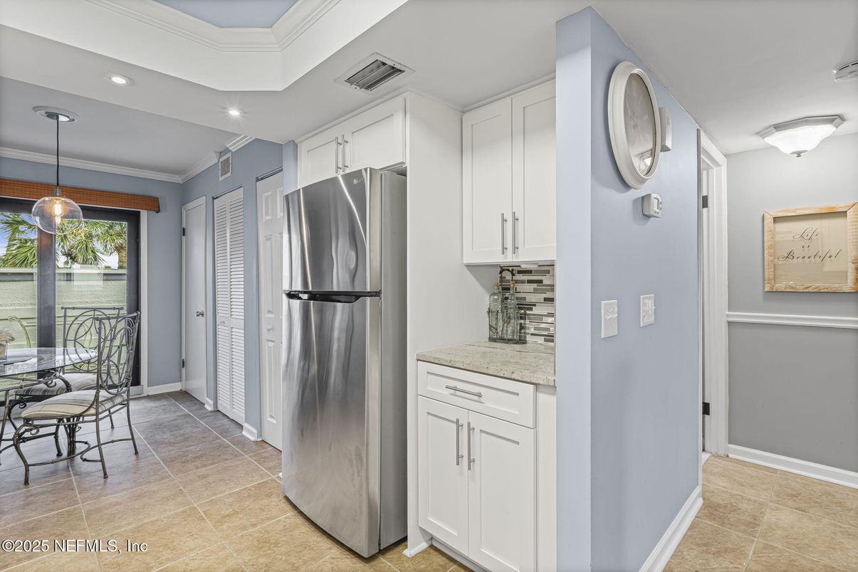 Dining room, Interior, Kitchen, Pendant Lights, Recessed Lighting, Stainless Steel Appliances
