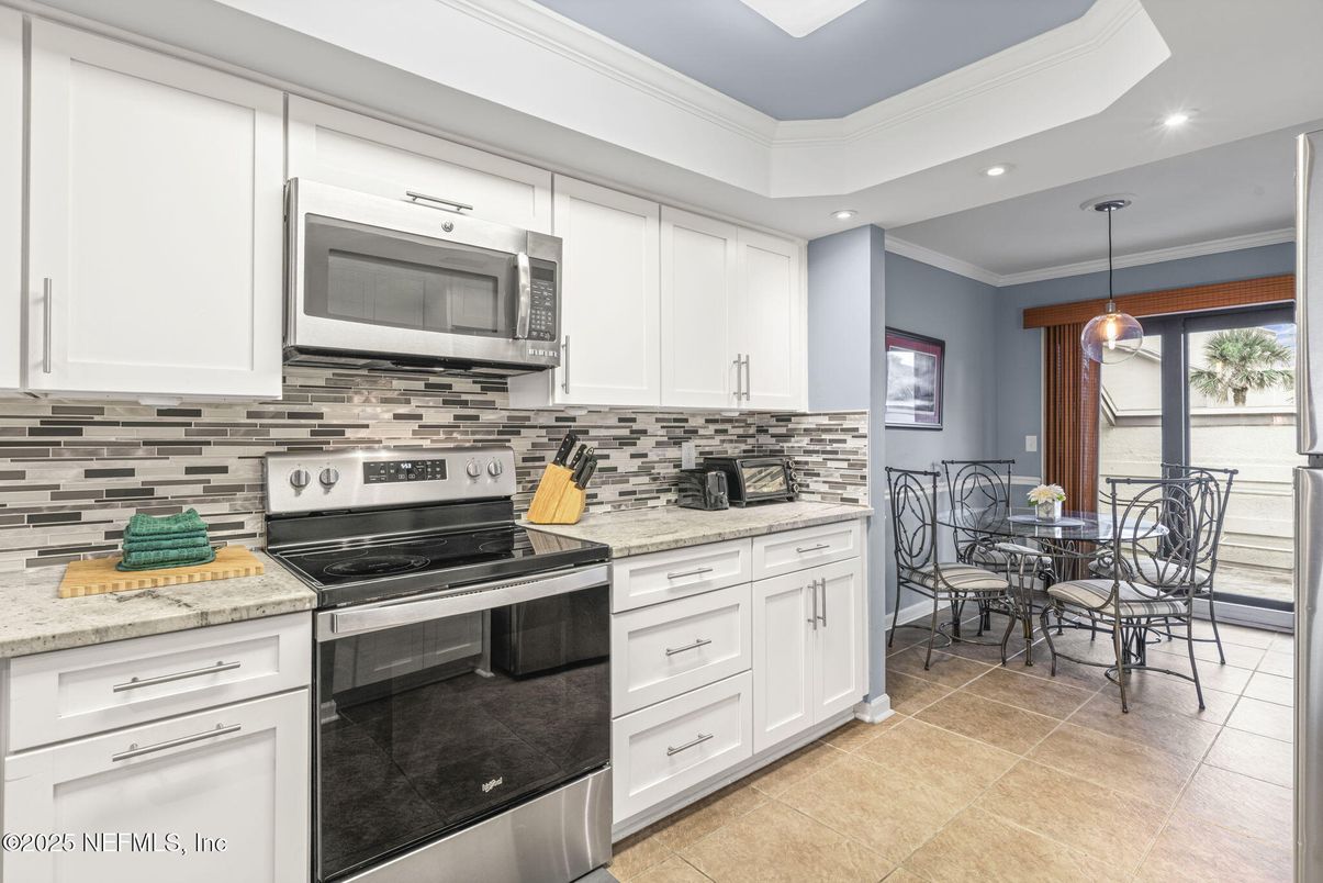 Dining room, Interior, Kitchen, Pendant Lights, Recessed Lighting, Stainless Steel Appliances