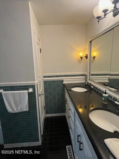 Bathroom, Dual Sink Vanities, Interior