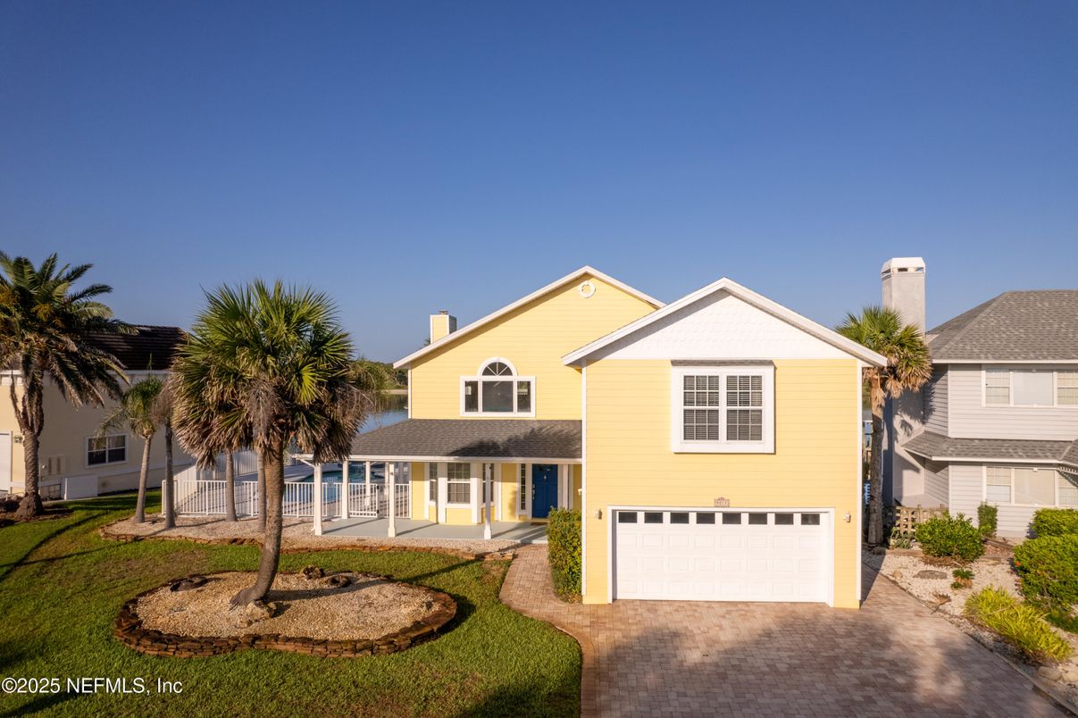 Attached, Exterior, Facade, Farmhouse