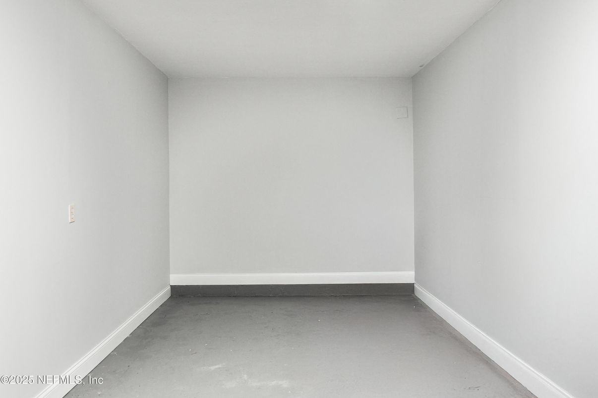 Empty room, Interior