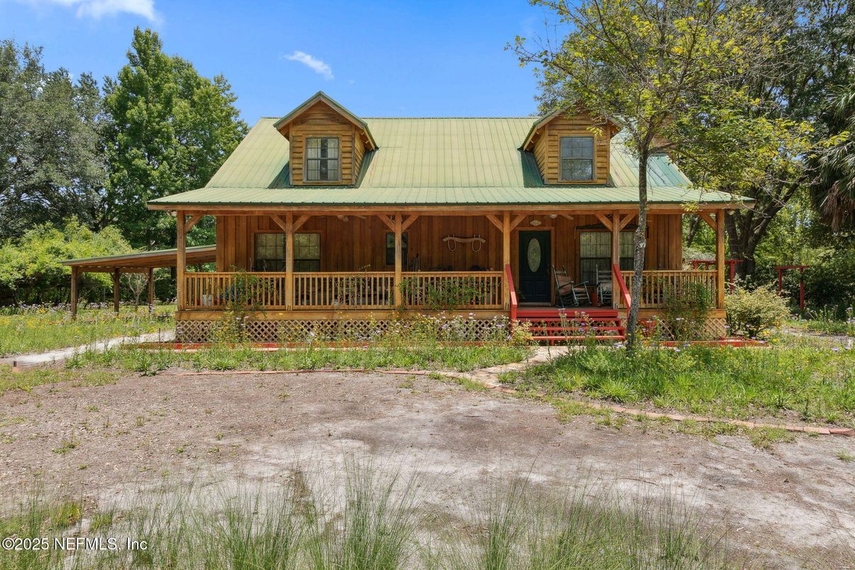 Exterior, Facade, Log Home