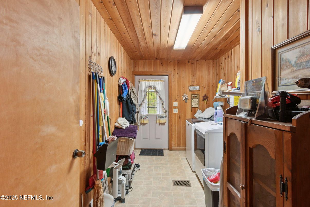 Interior, Washer, Wooden Ceilings, Wooden Walls