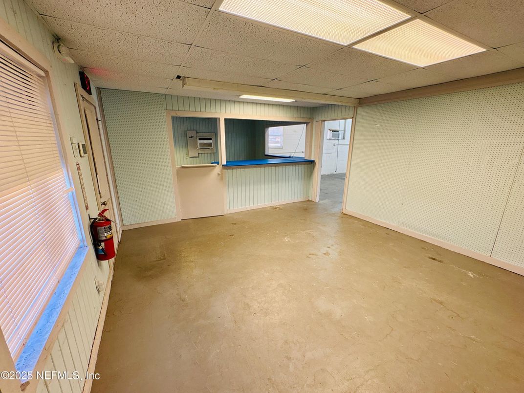 Empty room, Interior