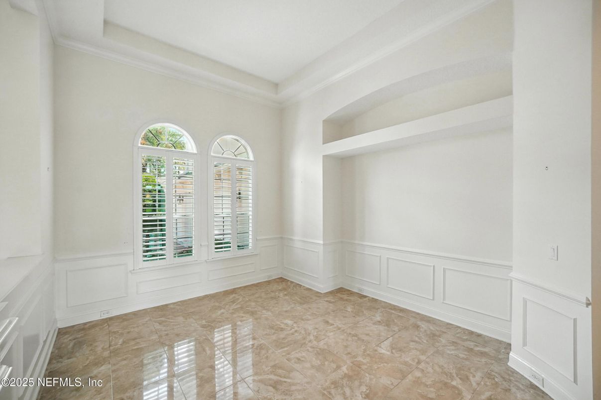 Empty room, Interior