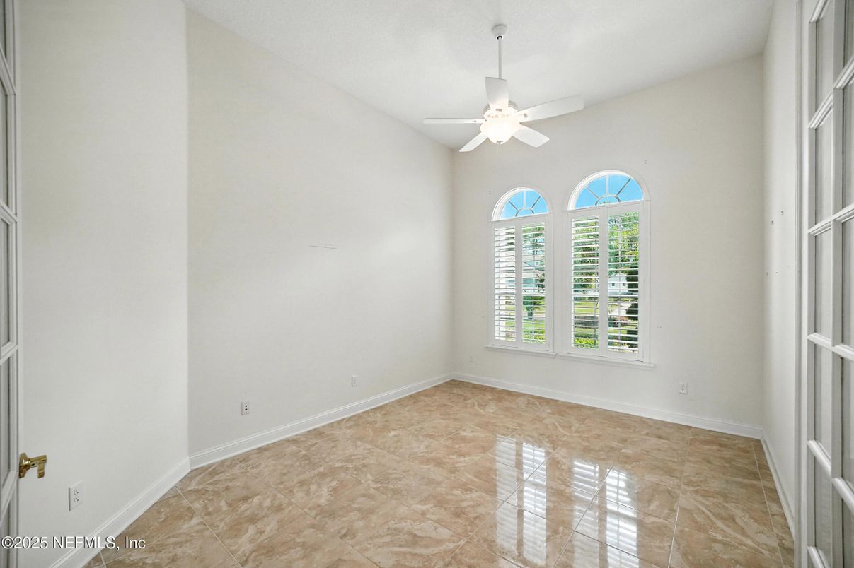 Empty room, Interior