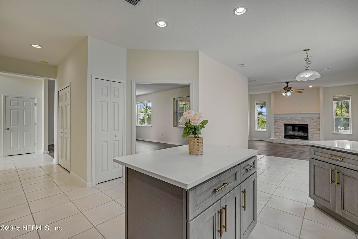 Fireplace, Interior, Kitchen, Recessed Lighting
