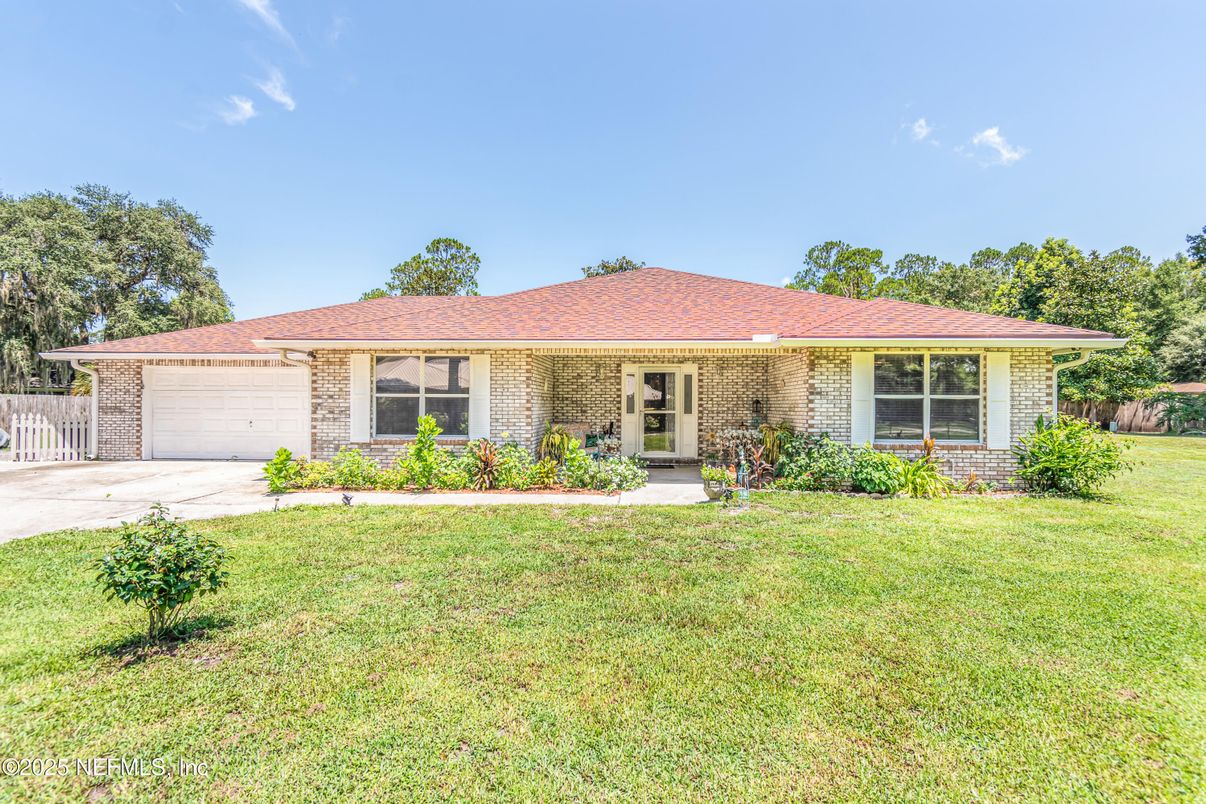 Attached, Backyard, Exterior, Facade, Brick Facade, Ranch