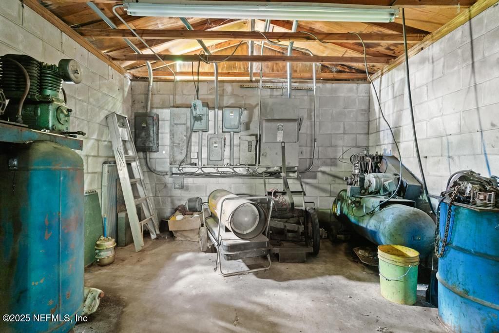 Interior, Stone Walls, Washer, Wooden Beams