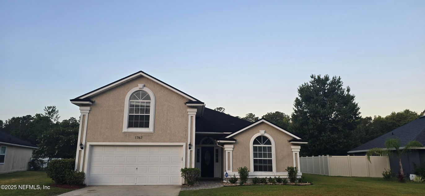 Attached, Exterior, Facade, Brick Traditional