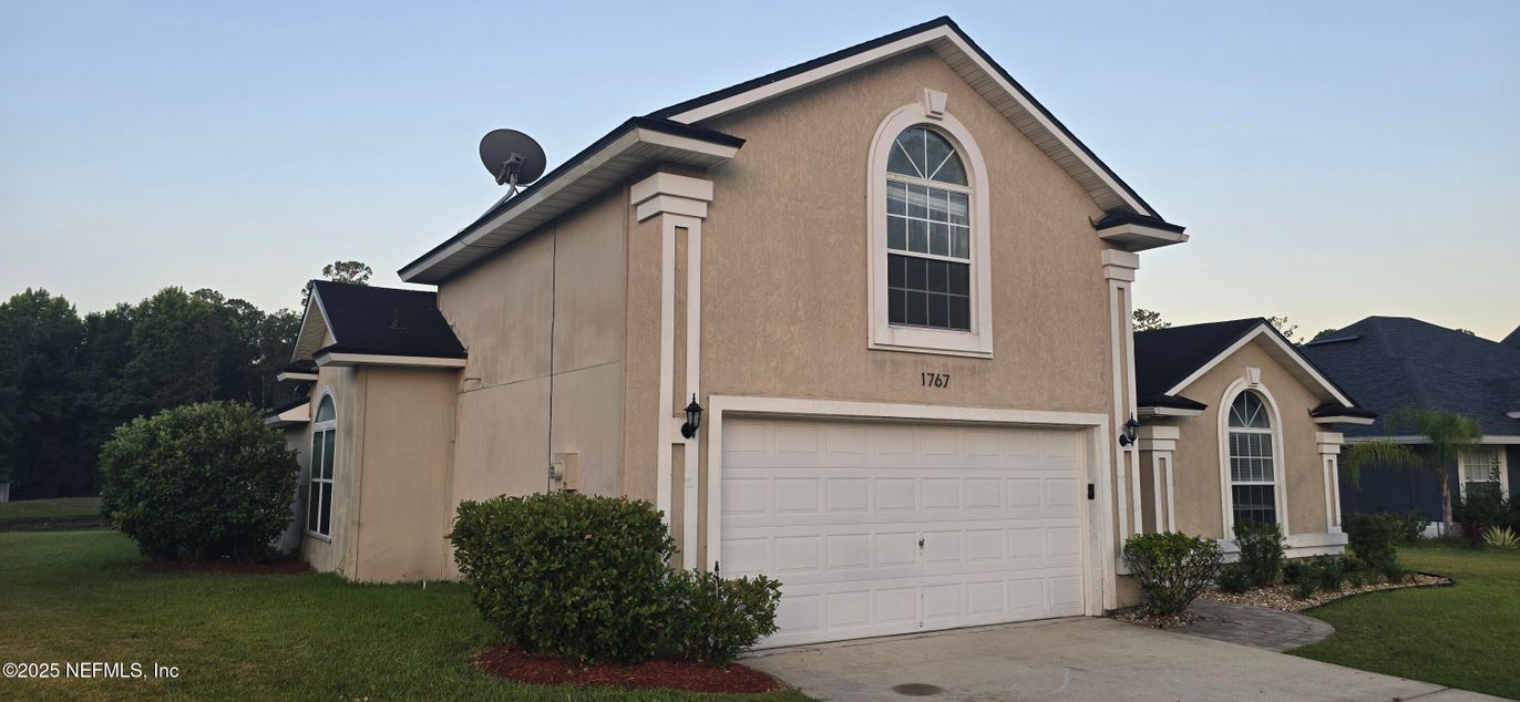 Attached, Exterior, Facade, Brick Traditional