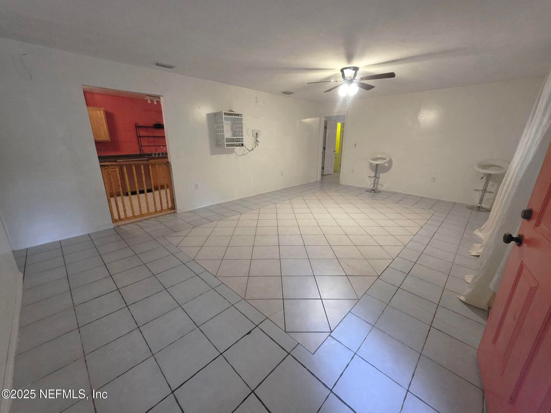 Empty room, Interior