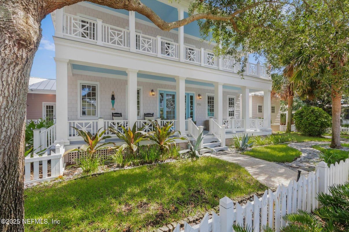 Exterior, Facade, American Foursquare