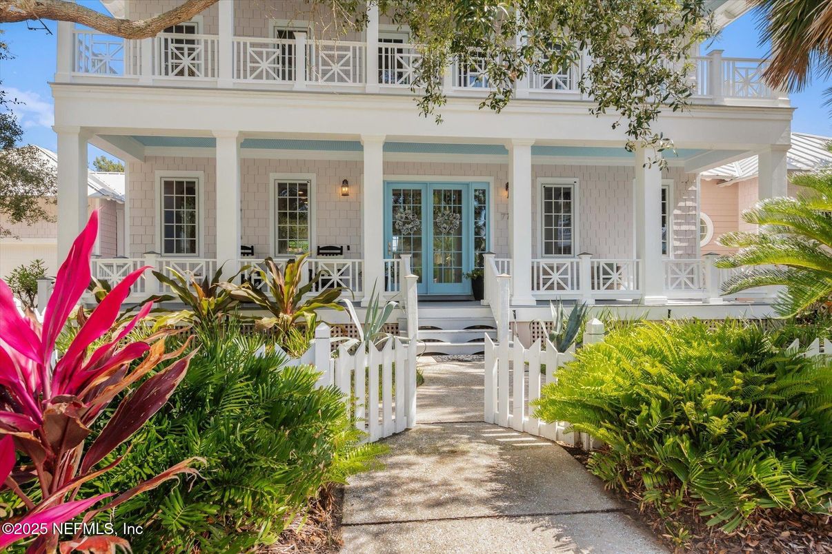 Exterior, Facade, American Foursquare