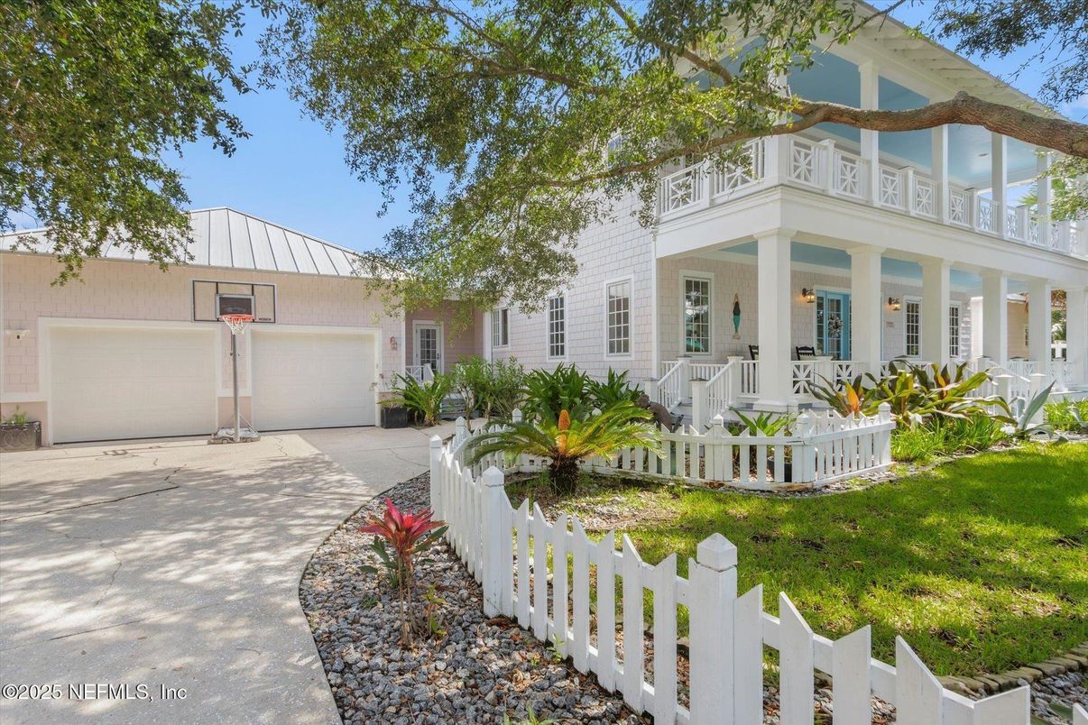 Attached, Exterior, Facade, Ranch