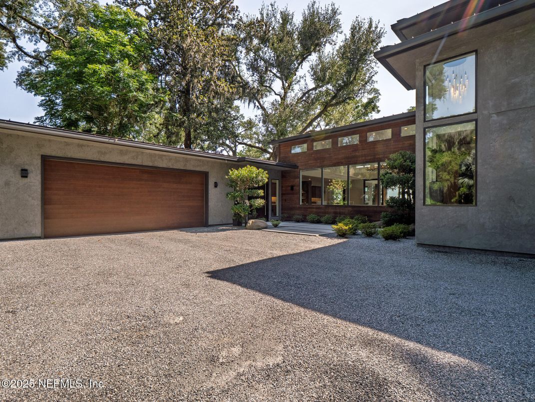 Attached, Backyard, Exterior, Facade, Brick Facade, Modern