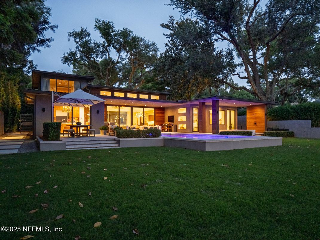 Backyard, Exterior, Facade, Pool, Modern