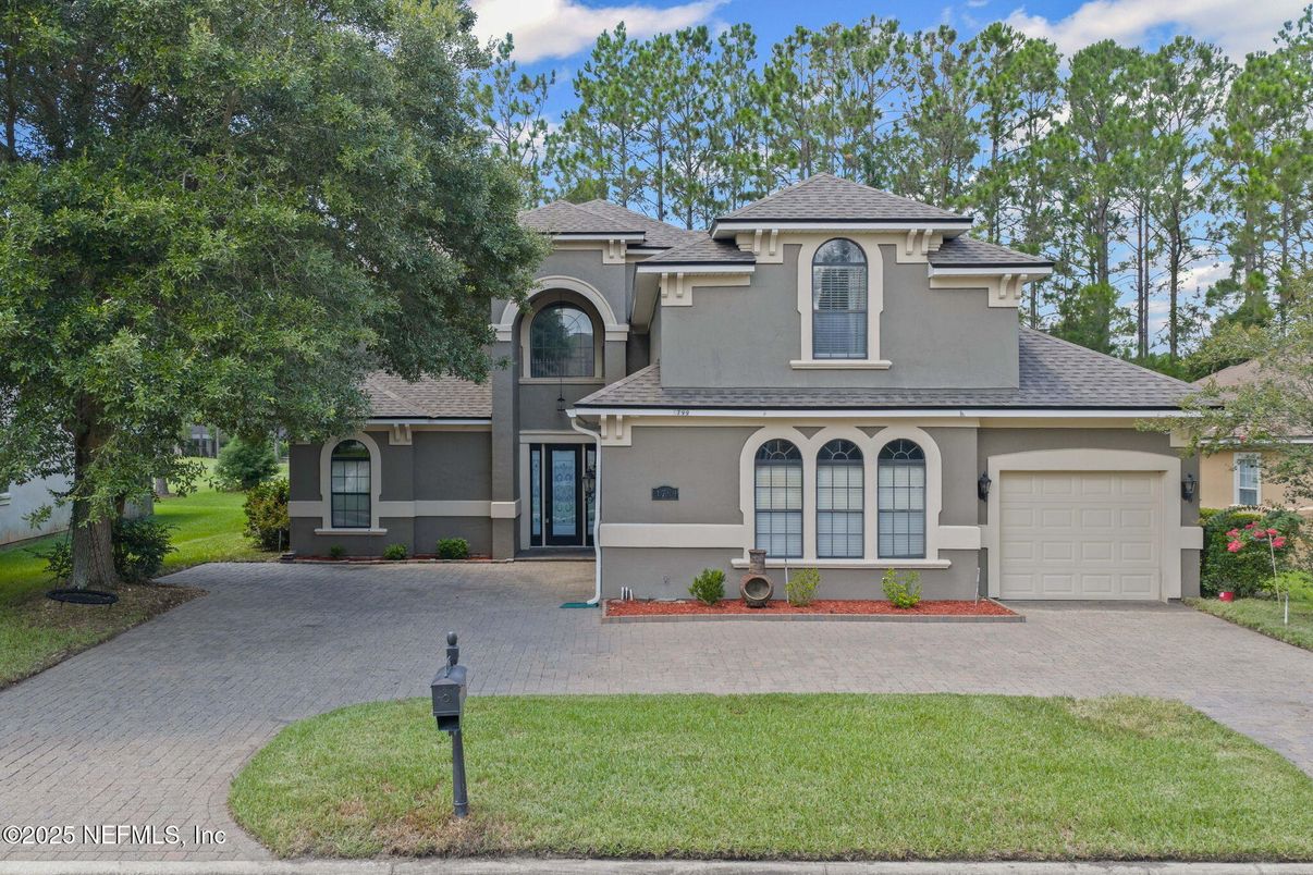 Attached, Exterior, Facade, Mediterranean