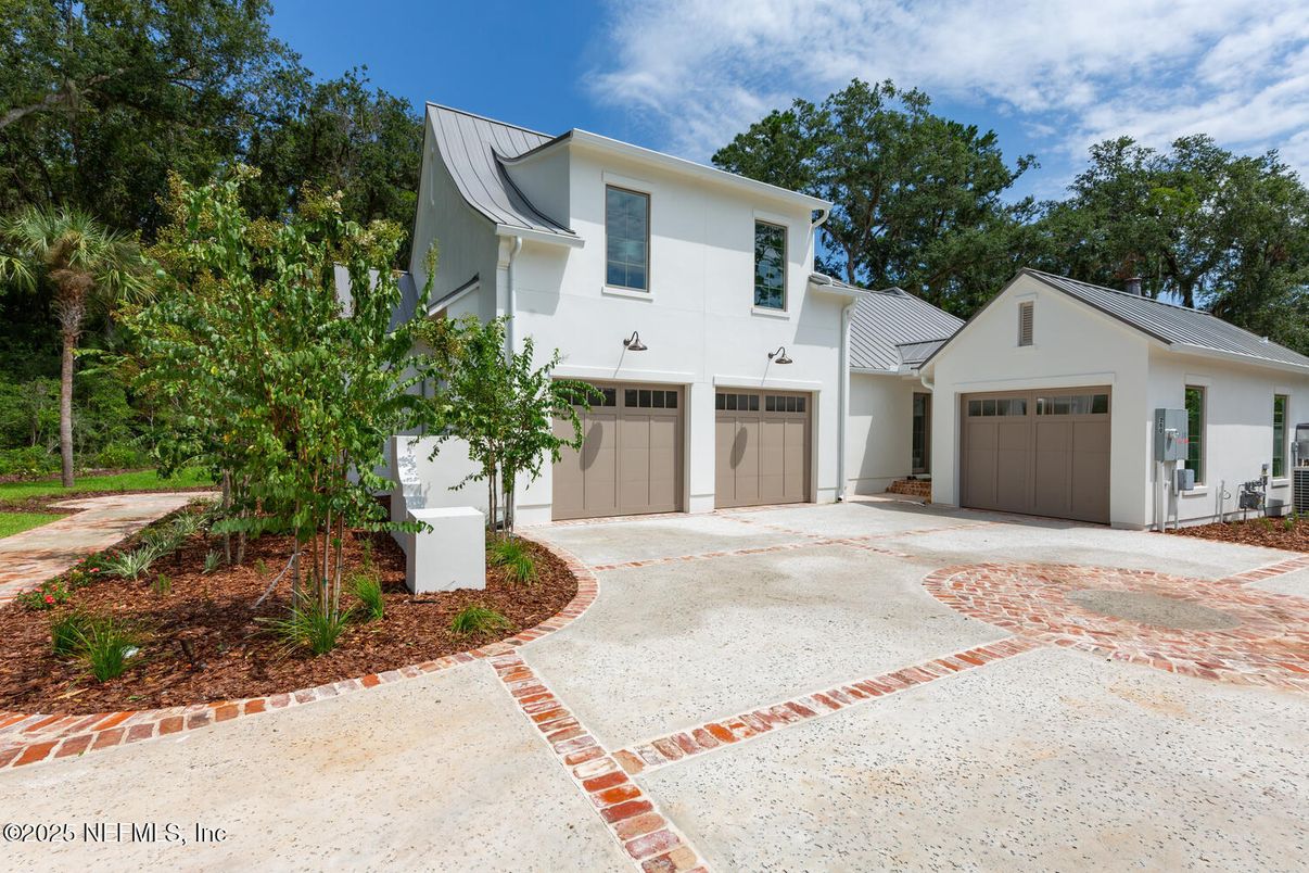 Attached, Exterior, Facade, Farmhouse