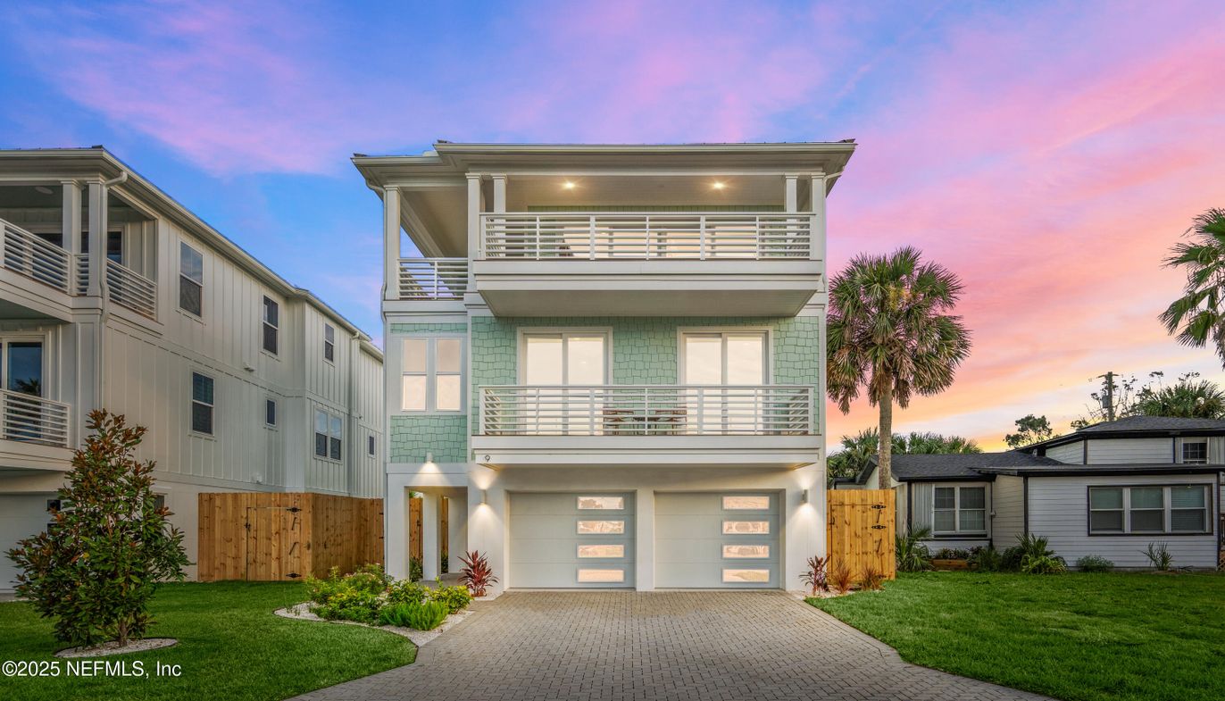 Exterior, Facade, Modern