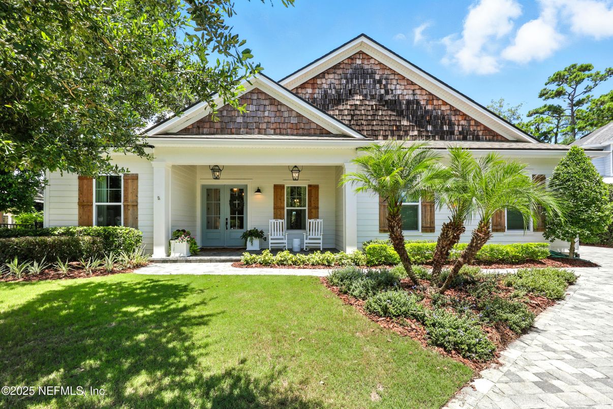 Exterior, Facade, Ranch