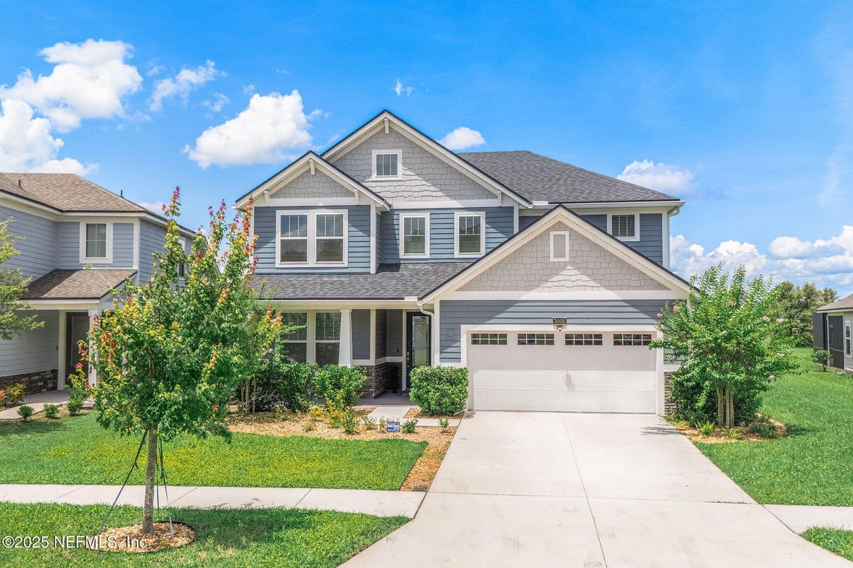 Attached, Exterior, Facade, American Craftsman