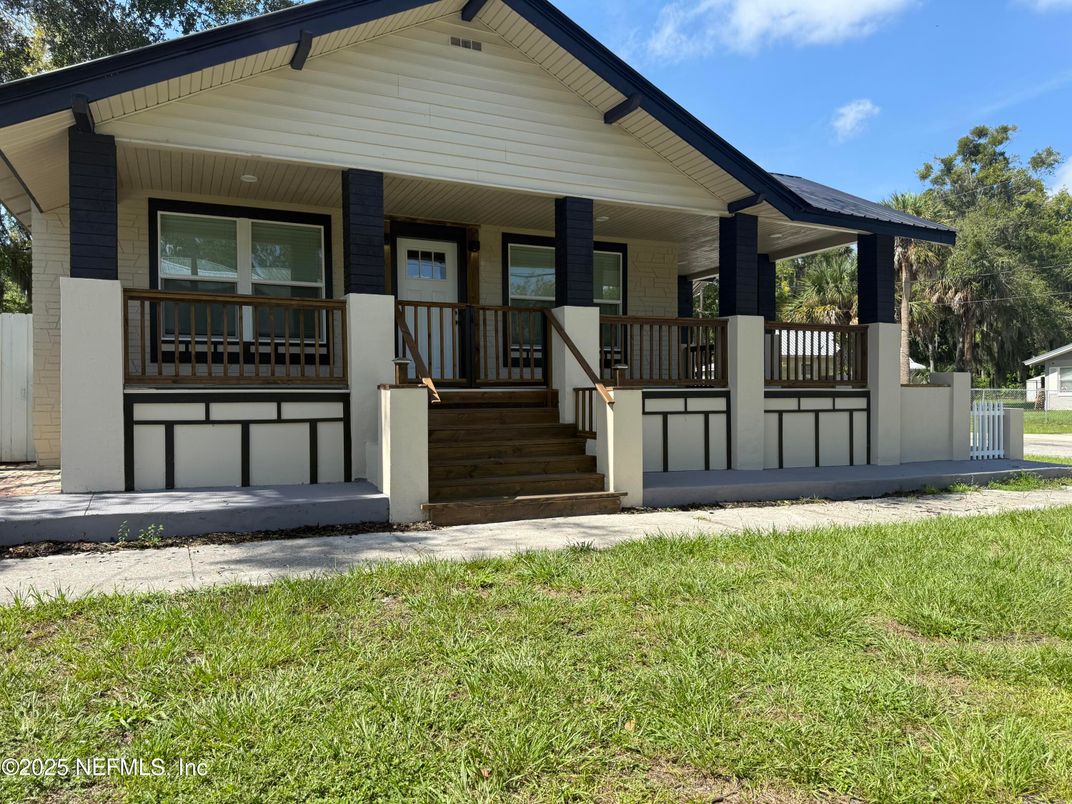 Attached, Exterior, Facade, Farmhouse