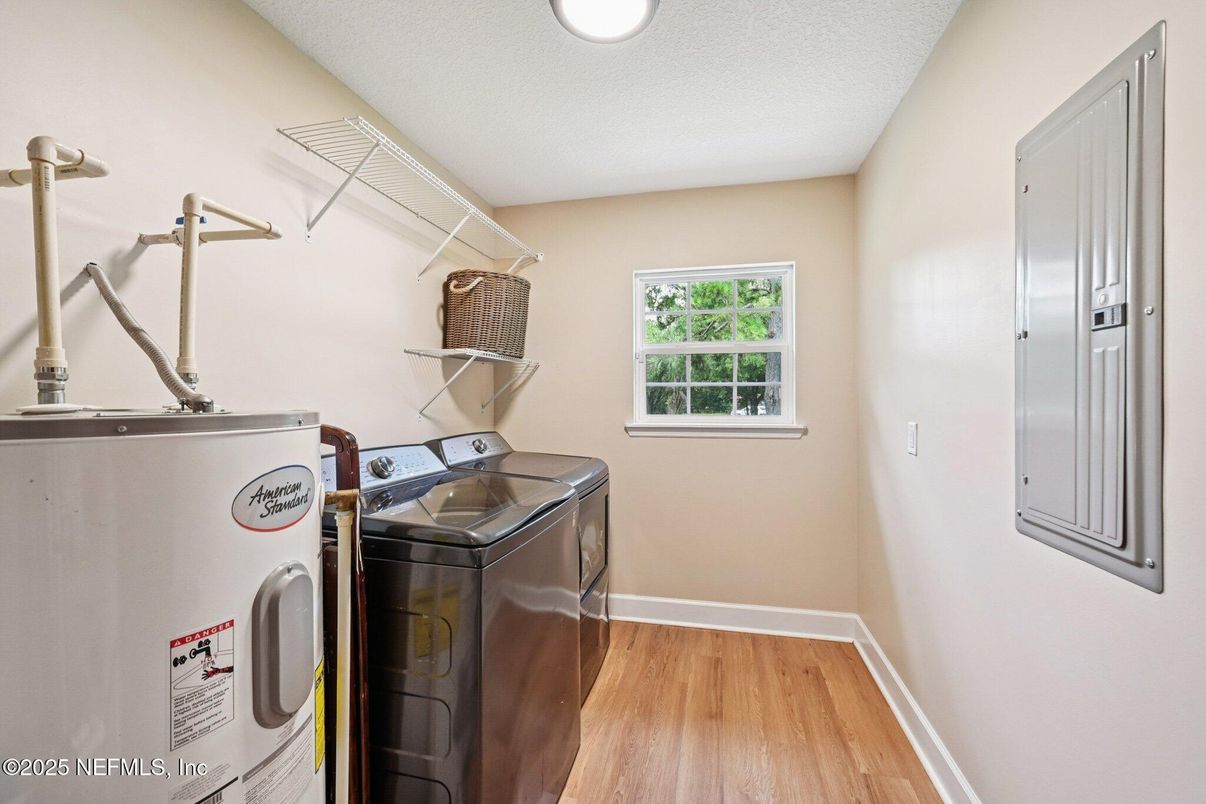 Interior, Recessed Lighting, Washer, Wood Texture Flooring