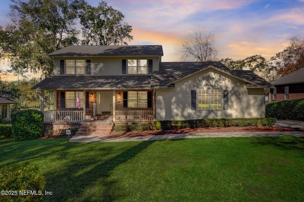 Backyard, Exterior, Facade, Split Level