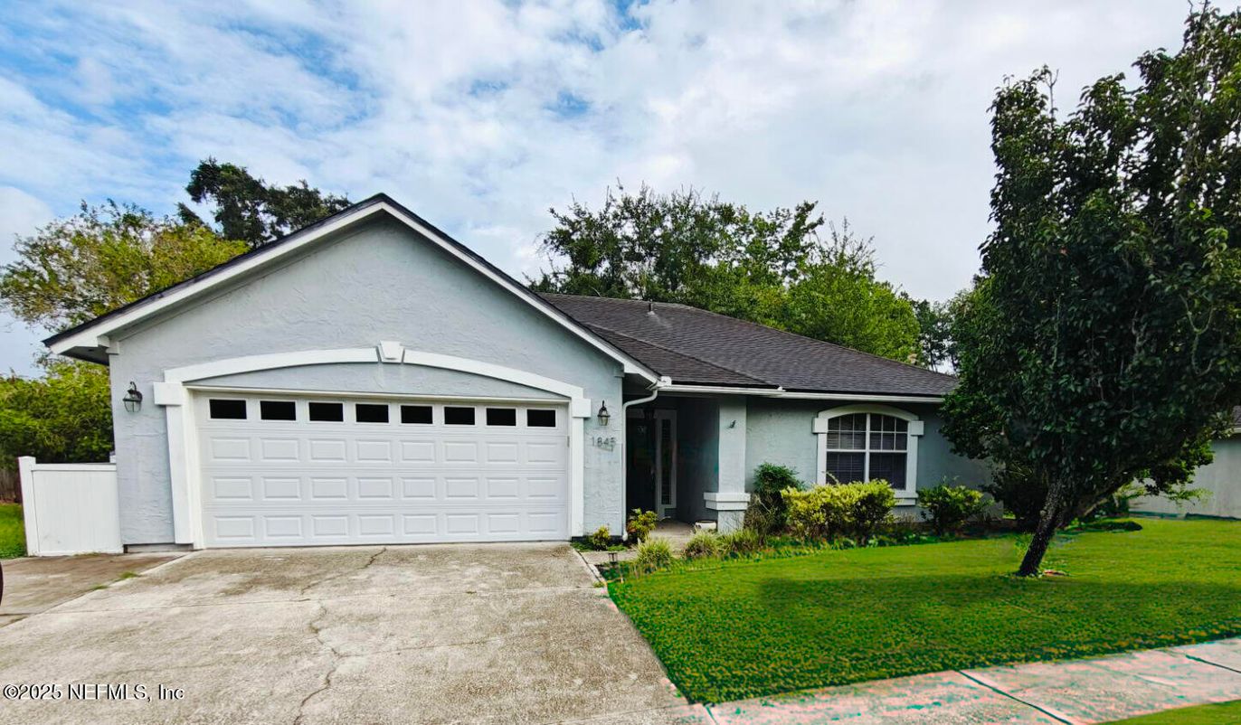 Attached, Exterior, Facade, Ranch