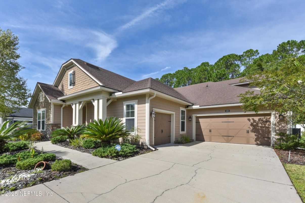 Attached, Exterior, Facade, Ranch