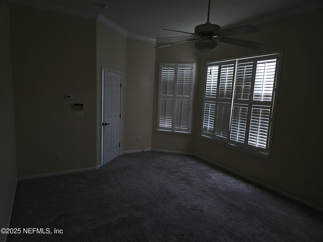 Empty room, Interior