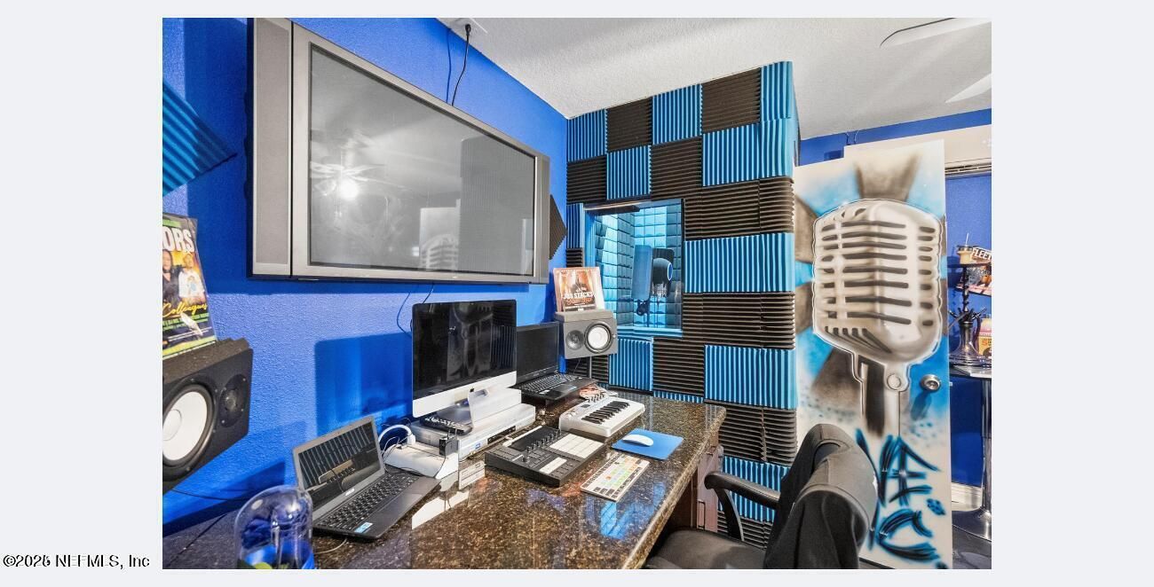 Home Office, Interior