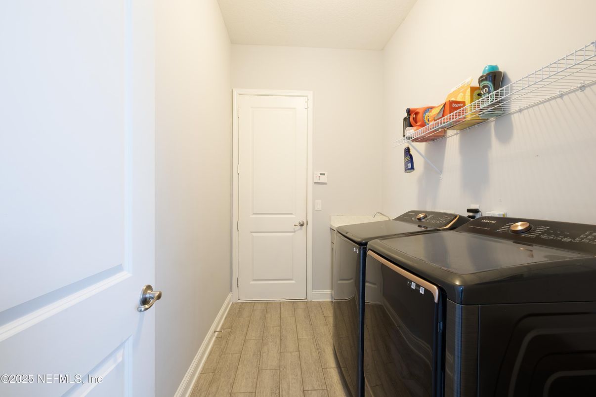 Interior, Washer, Wood Texture Flooring